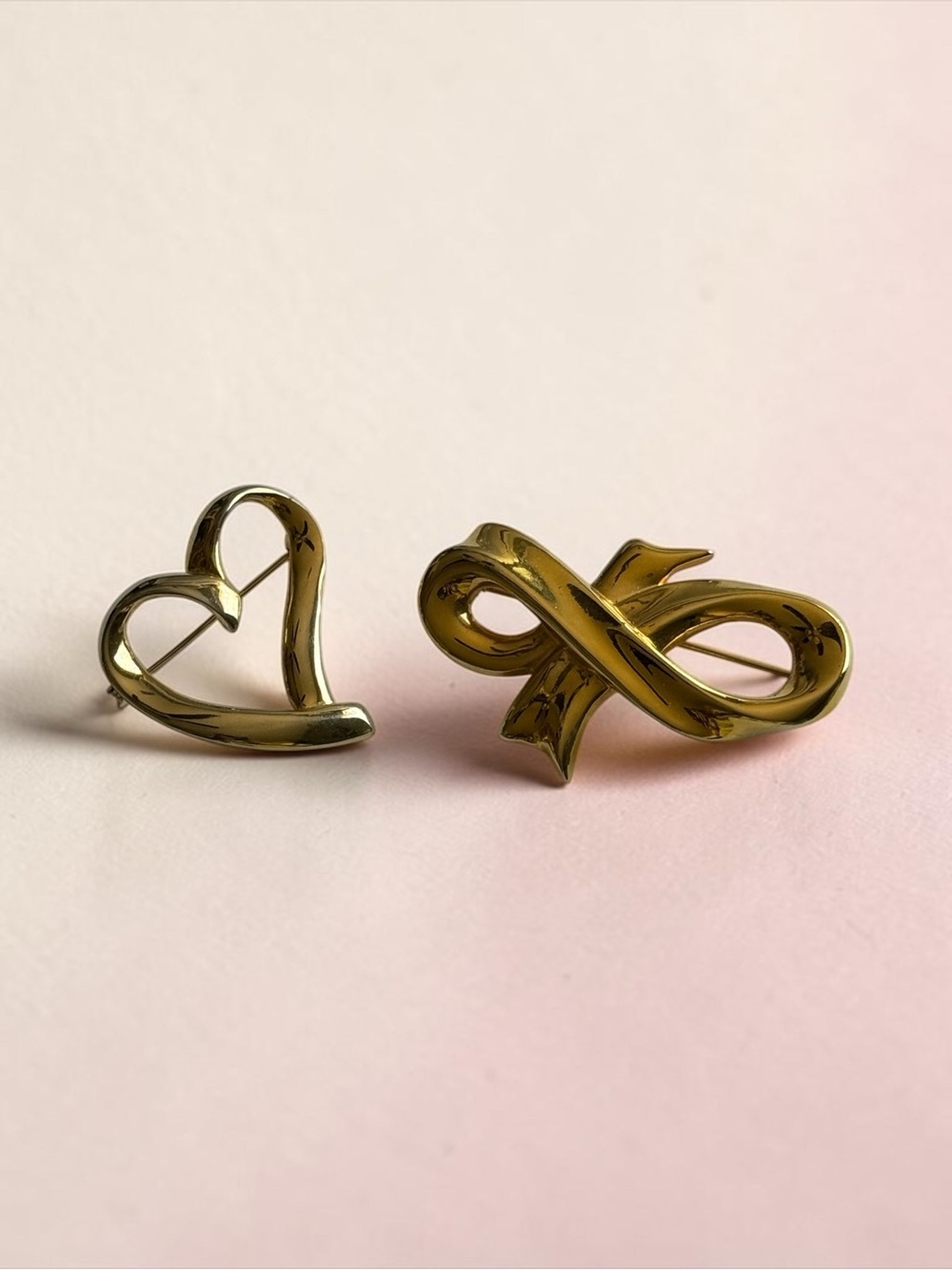 🫶🏻 Vintage Beauties!  Gold Heart and Ribbon Brooch Set - Women Jewelry